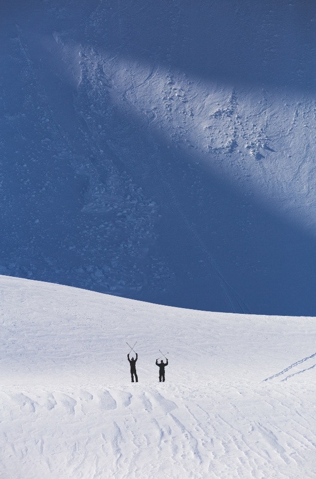 RETUR: Eirik og Krister kommer tilbake fra et mislykket forsøk på ei renne på Sultindan straks innafor Tromsø på fastlandet. Det som sees i skyggen i bakgrunn er store frosne blokker av is fra et tidligere ras som gått i renna. Rent umulig å kjøre.