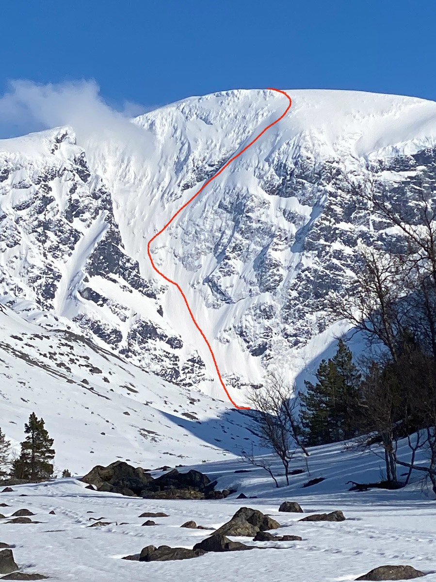 FIN LINJE: Den bratte og eksponerte rampa leder inn i Vestrenna. Foto: Eivind Jacobsen eivind Jacobsen Lyngen topptur brattjøring Jiehkkevárri