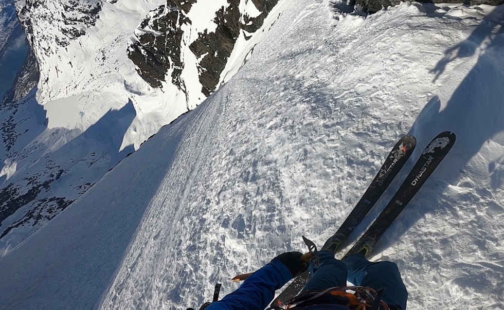 VARIERT FØRE: Eivind håper å få kjørt linja senere på bedre snø. Foto: Eivind Jacobsen Eivind Jacobsen Lyngen topptur brattjøring Jiehkkevárri
