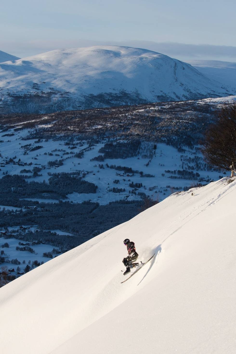 FØRSTESPOR: En kombinasjon av at Oppdal skisenter ikke tiltrekker seg så voldsomt mye folk i ukedagene og at Amelie har null problemer med på traversere gjør at hun stadig vekk får førstesporet i terrenget utenfor løypene i Hovden. Foto: Tore Meirik