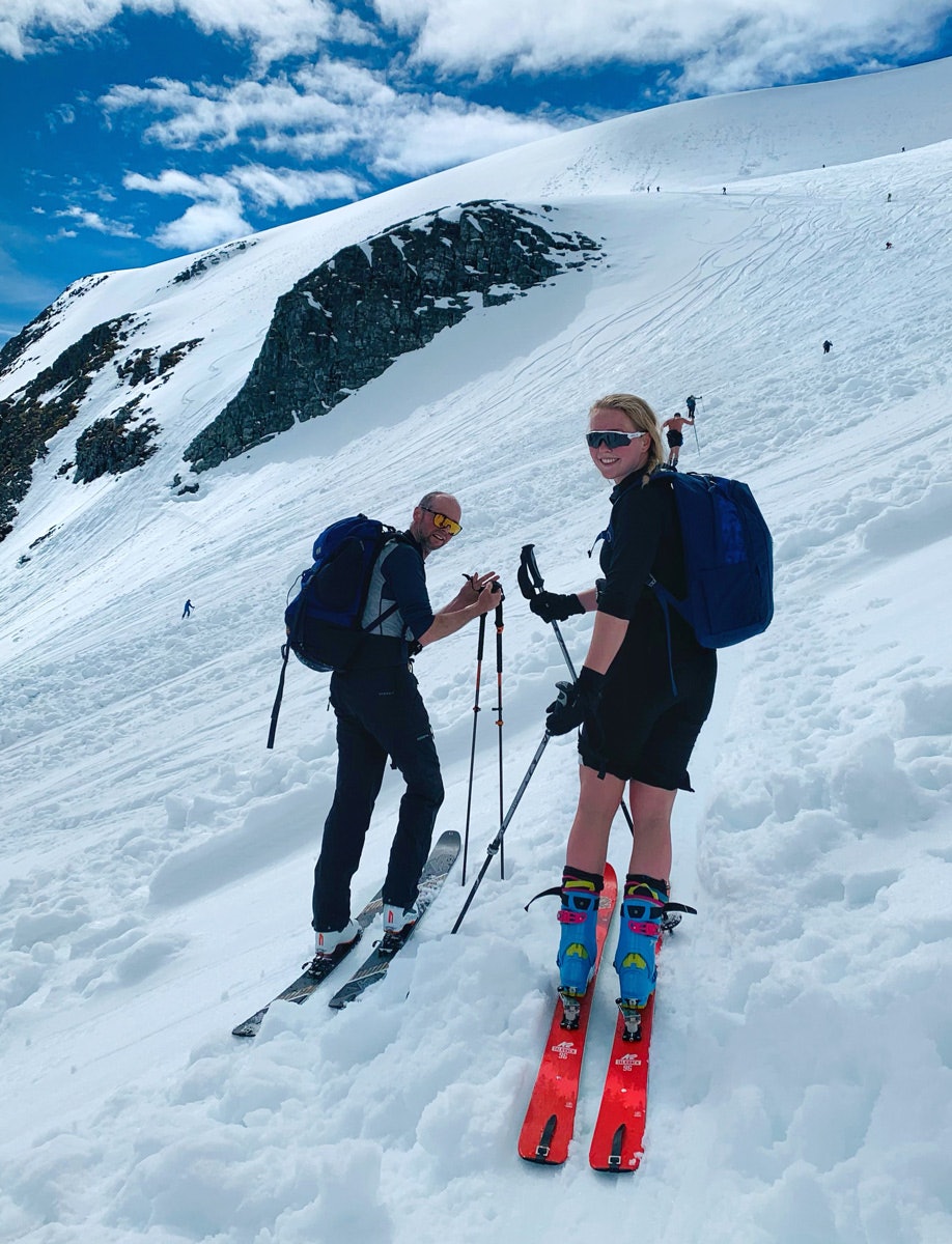 TOPPTUR: Johanne Killi og pappa Bjørn på vei opp mot Alnestind. Foto: Wenche Killi Trollstigen Alnestind