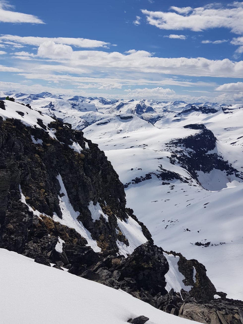 BRA MED SNØ: Det er fortsatt skiføre i fjellene i Romsdal. Foto: Wenche Killi Trollstigenstigen Alnestind