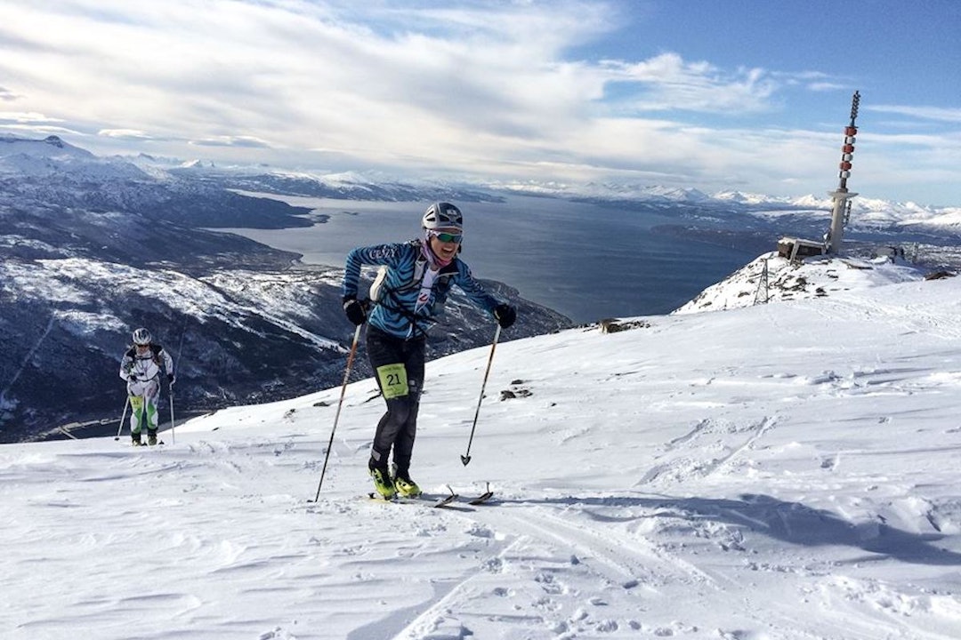 Narvik Rando byr på stupbratte partier både opp og ned. Foto: Micke af Ekenstam Narvik - Johanna Erikson og Lene Pedersen bak - Micke af Ekenstam 1200x800