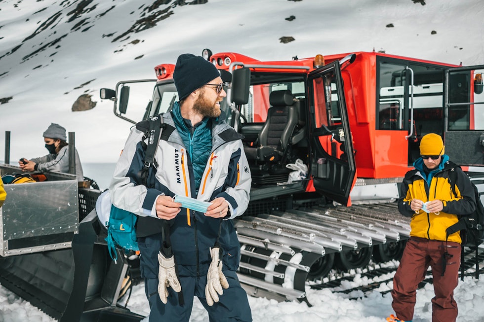 BELTEVOGN MED HUS: Catskiinga på Stryn har fått seg stilig bu bakpå tråkkemaskina for god komfort. Det setter ringrevene Karsten Gefle og Fred Syversen pris på. Foto: Martin Vinje stryn sommerski