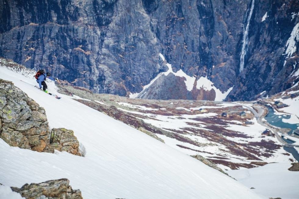 FINT: Thomas Vekve nyter fine svinger på vei ned mot fylkesvei 63, Stigrøra og høyeste punkt på Trollstigen. Bilde: Terje Aamodt Trollstigen