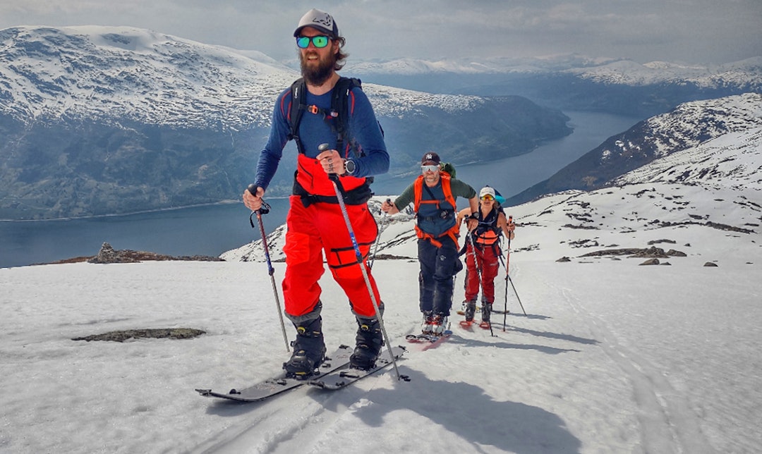 I FORM: Anders Baatz er Stryn-entusiasten som har trent seg i form gjennom vinteren med ishockey. Dermed leder han lettbeint an på vei opp mot Blåtind. Foto: Tommy Aslaksen Stryn topptur