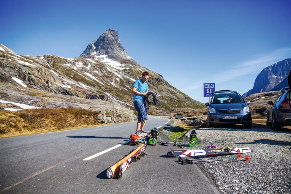 AFTERSKI: Øystein Nesse har sluppet tærne fri fra trange skisko og tatt på shorts før han pakker sammen klatreutstyr etter turen over nordryggen på Finnan. Foto: Terje Aamodt