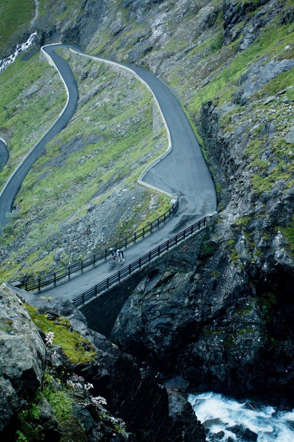 Sykkel: Trollstigen er Norges absolutt mest kjente bakke, og faktisk en av våre mest besøkte turistattraksjoner. Sykler du fra Åndalsnes kan du gjøre det enkelt og snu på toppen, skal du sykle en runde må  belage deg på en tur opp mot 15 mil.