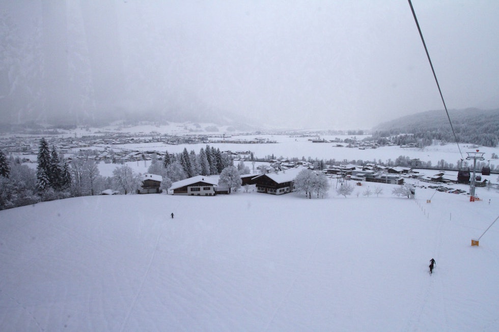 til høyre, bunnen av den nye gondolen. Til venstre ligger sentrum av St. Johann. til høyre, bunnen av den nye gondolen. Til venstre ligger sentrum av St. Johann.