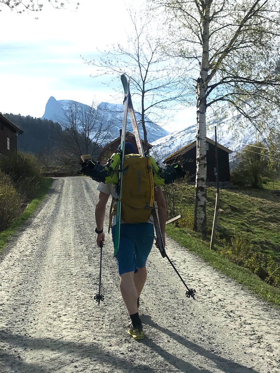 ANMARSJ: Joggesko på beina, skisko på sekken og 1600 høydemeter igjen. Foto: Siv-Elin Skogen Kongskrona topptur