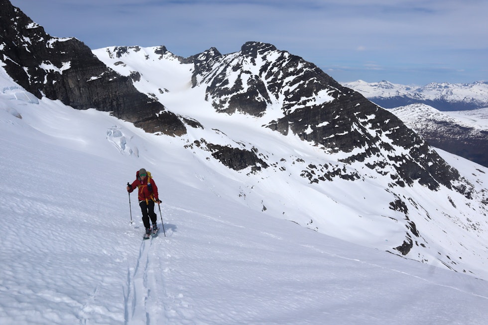 PÅ FJELLET: Fjellet i bakgrunnen heter Hesten, og breen vi går på heter Grasdalsbreen. Den er en del av Møre og Romsdals største isbre; Vinnubreen. Foto: Tore Meirik Kongskrona topptur