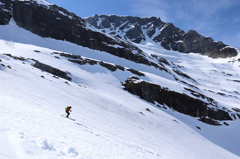 SKIFØRE: Det er fint å kjøre ski oppi fjellet, selv om det er bart og sommerføre nede i dalen. Foto: Tore Meirik Kongskrona topptur
