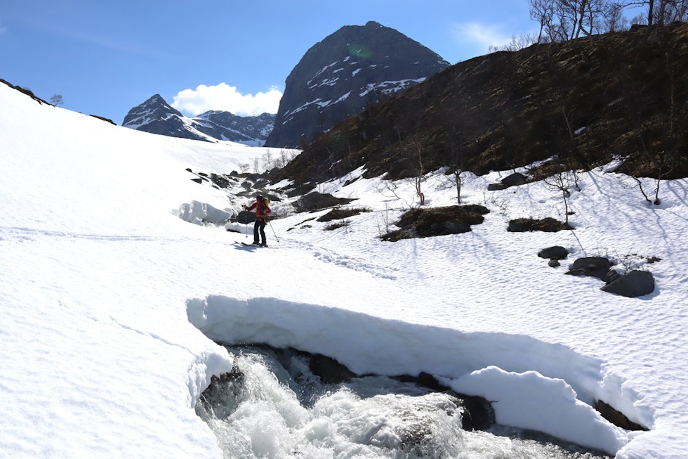 SKUMMELT: Snøbrua vi gikk over for å krysse de viltre bekken over Viromsetra var borte da vi kom ned, og denne brua var plan b. Ikke noe problem, men den hadde ikke mange timene igjen før den forsvant denne heller. Foto: Tore Meirik Kongskrona topptur