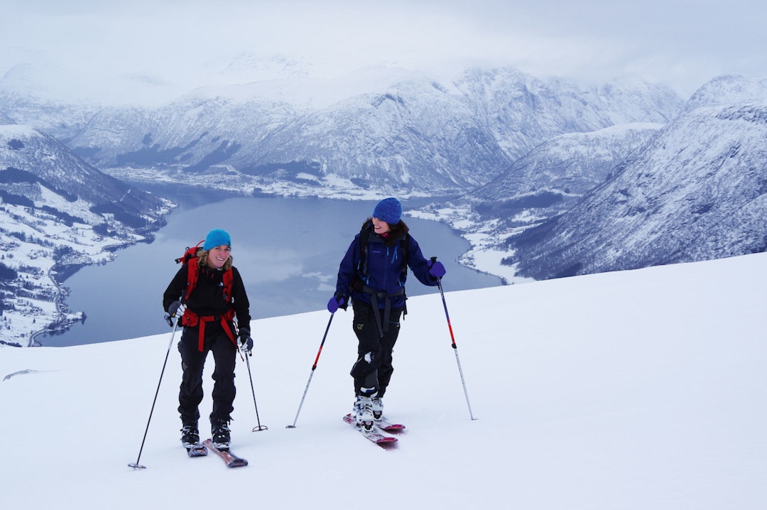 Dagsetappene på Jølstravatnet Rundt kan tilpasses individuelt, og turen passer derfor toppturlystne med varierende kondis og erfaring. Foto: Brit Siv Fimland Jølstravanet Rundt for alle - Foto Brit Siv Fimland 1200x798