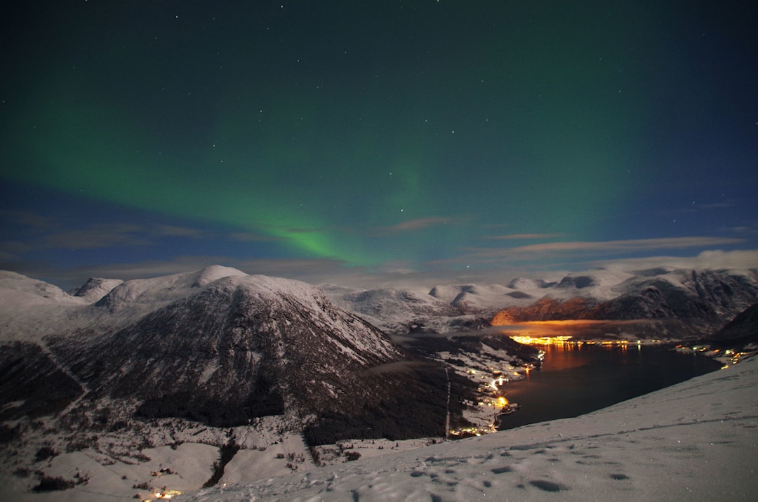 Terrenget rundt Jølstravatnet har vært en inspirasjon for Nikolai Astrup. Foto: Brit Siv Fimland Jølstravatnet - Foto Brit Siv Fimland 1200x795