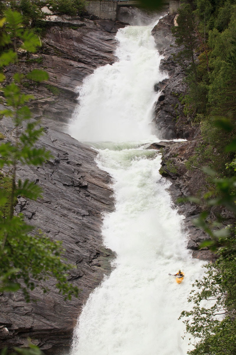 STORE KOMBINASJONER: I den største sklia i Tyssedalselva gjelder det å holde tunga rett i munnen, men ikke mellom tennene, for da kan den bli delt i to. Foto: Benjamin Hjort