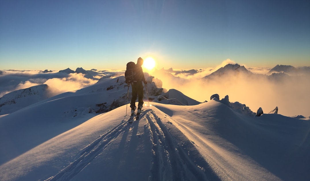 Det er lov å ta seg tid til å nyte utsikten selv om Stranda Rando er en konkurranse. Foto: Kjell Magnar Berli Stranda Rando - Berit Elise Emdal 1200x703