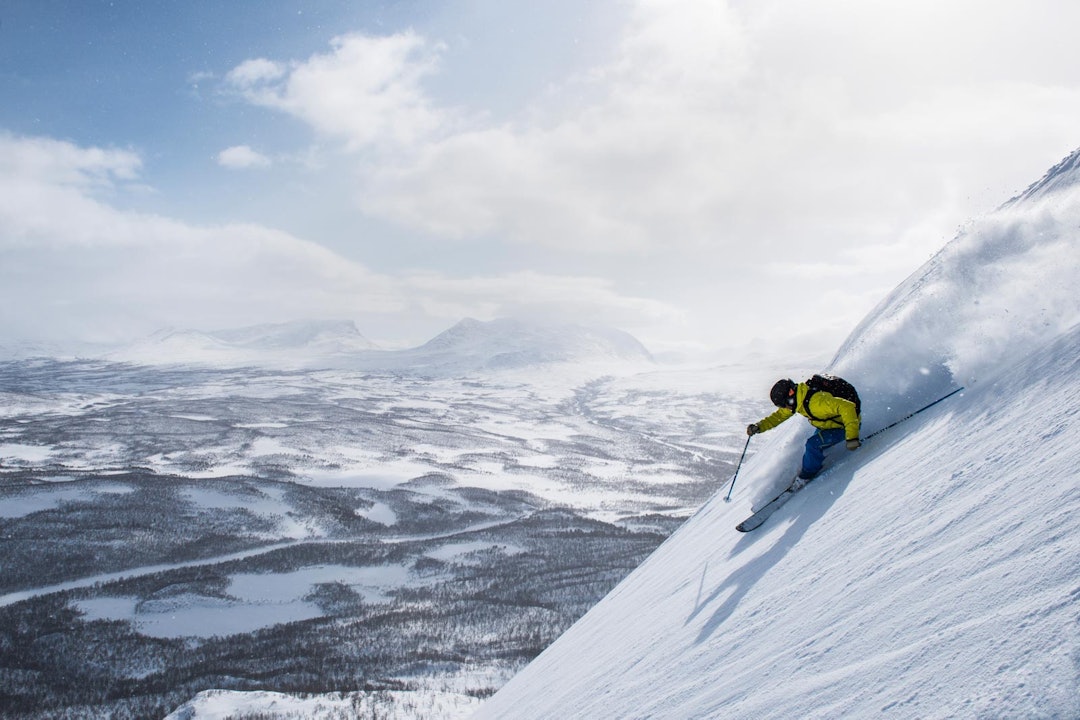 Magnus Stålnacke kjører på Slåttatjåkkas sørhelninger, med Lapporten i bakgrunnen. Foto: Markus Alatalo / Toppturer rundt Narvik.