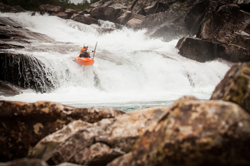SKLIE: Det starter bratt, og blir bare brattere og cleanere på Nedre Lønsdalselva. Dag Sandvik i aksjon i elva. Foto: Benjamin Hjort SKLIE: Det starter bratt, og blir bare brattere og cleanere på Nedre Lønsdalselva. Dag Sandvik i aksjon i elva. Foto: Benjamin Hjort