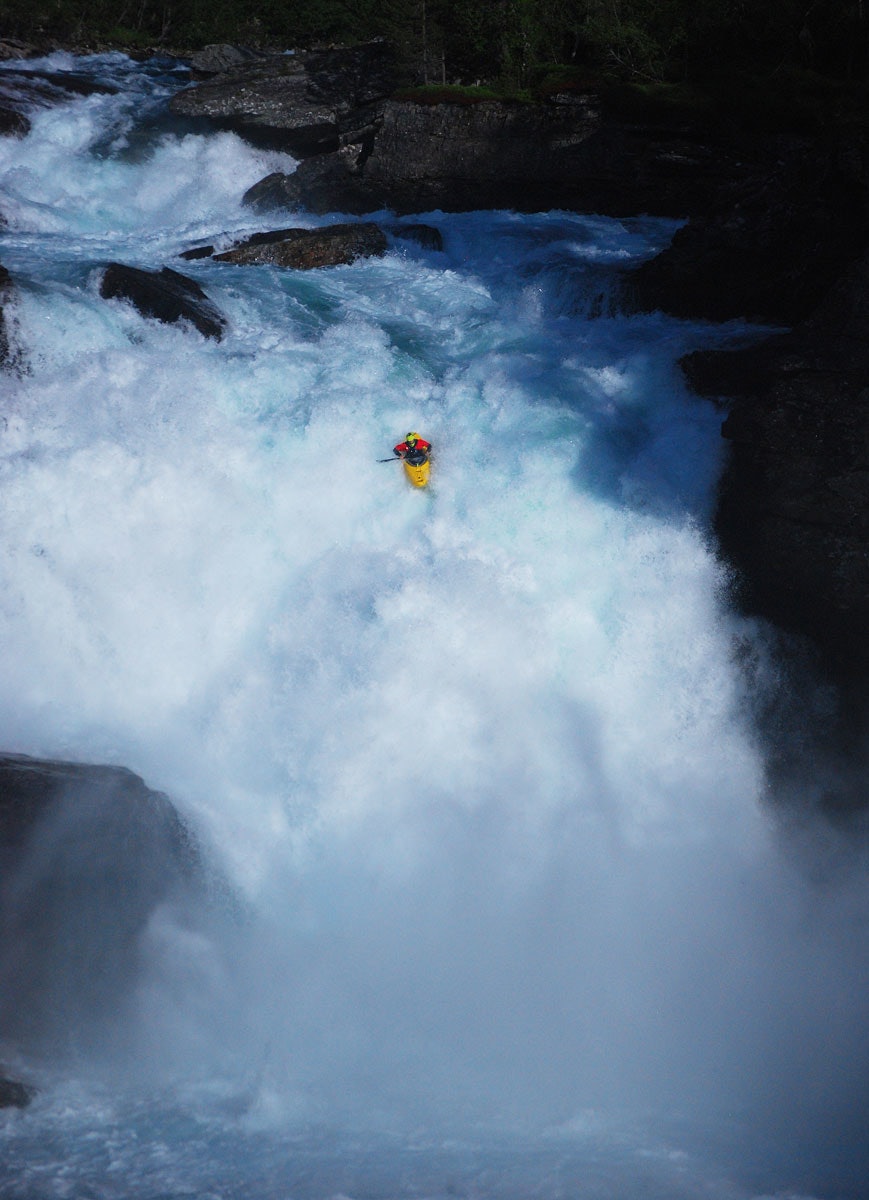 SVÆRING: Evan Garcia padler Purkhola-fossen – den råeste i Nedre Rauma og kanskje i verden. Foto: Mathias Fossum