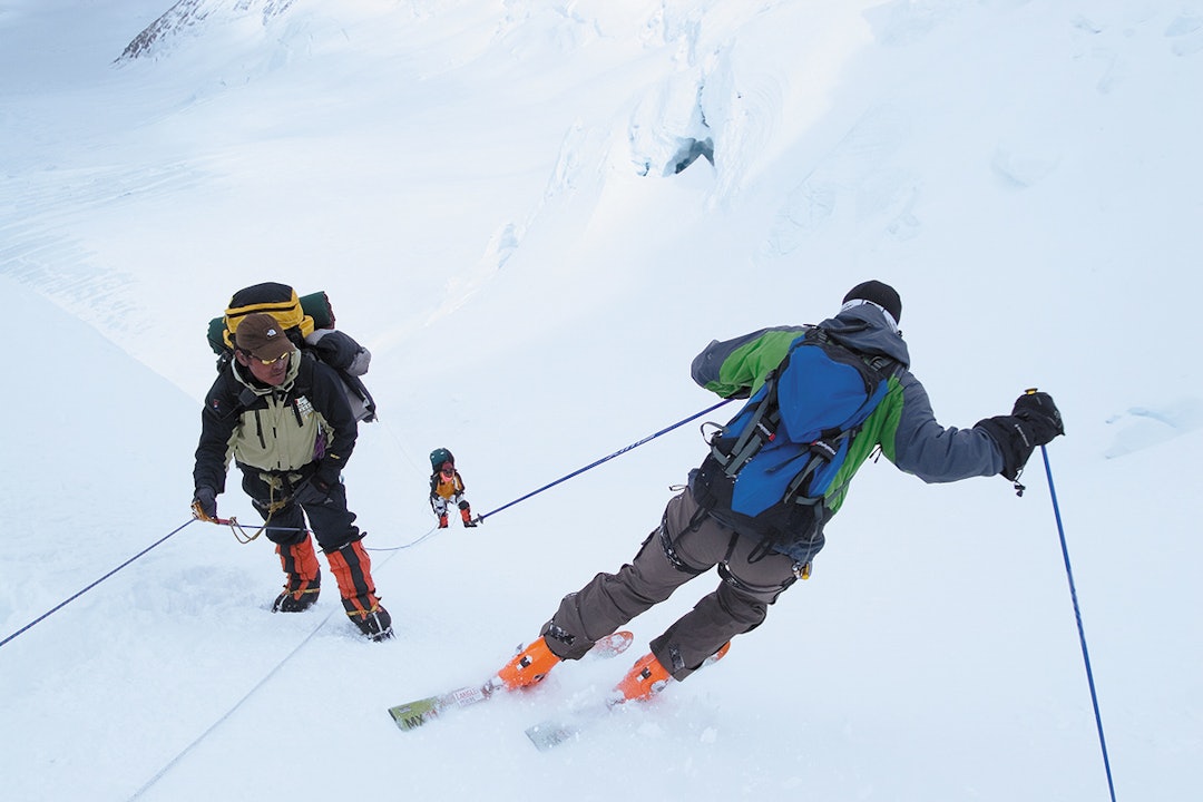 ANNEN SPORT: De fleste nøyer seg med å følge de faste tauene sherpaer rigger opp og ned på Everest. Tomas Olsson på vei ned på akklimatiseringstur. Foto: Fredrik Schenholm Tormod Granheim