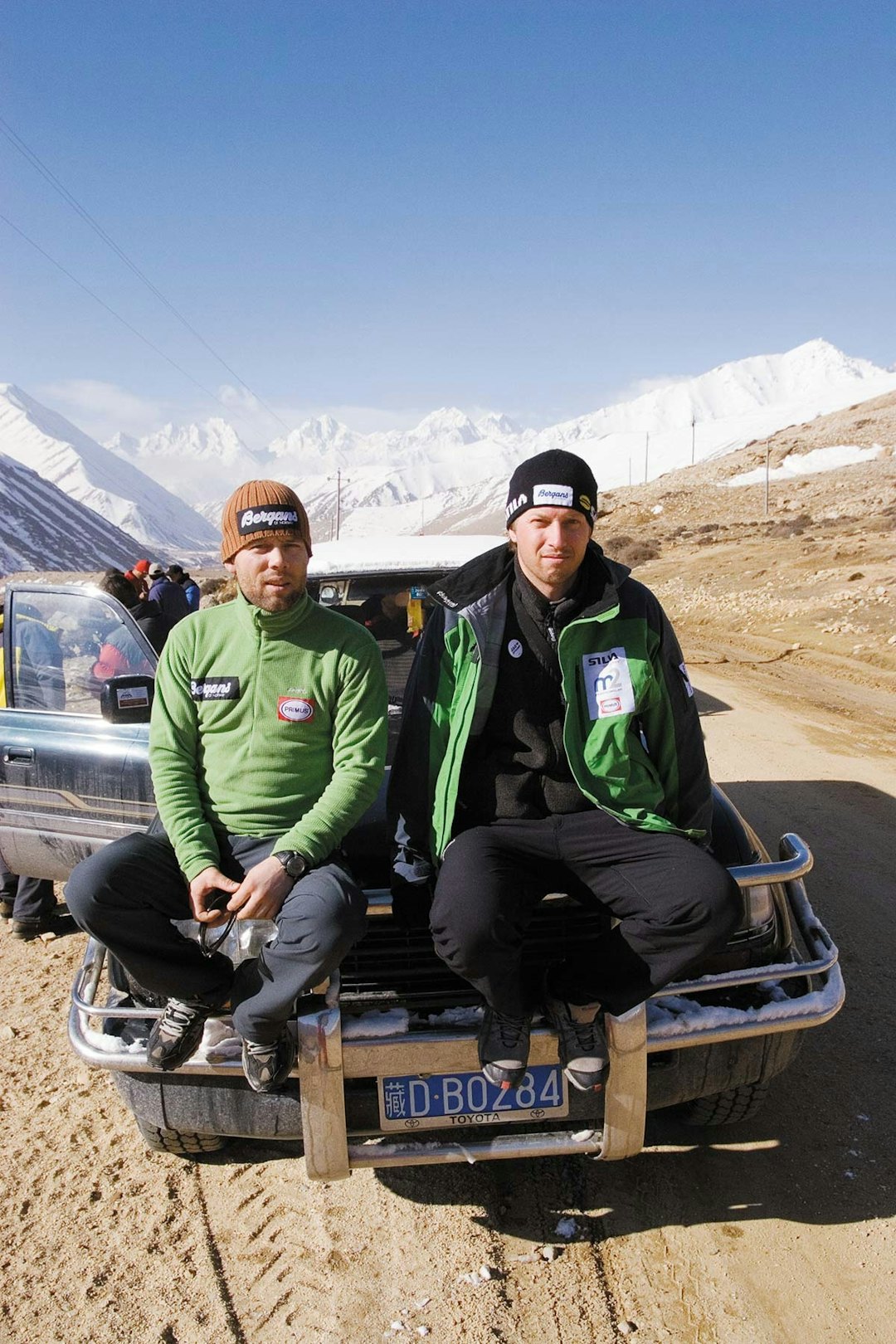 GUTTA PÅ TUR: Tormod Granheim (t.v.) og Tomas Olsson på en tur nede i lavlandet for å hente krefter – få dager før toppstøtet mot Mount Everest. Foto: Fredrik Schenholm Tormod Granheim Tomas Olsson