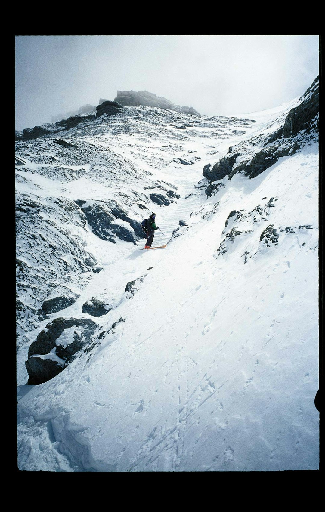 VANSKELIG: En smal passasje høyt oppe i nordveggen, der det ikke er plass til å kjøre svinger. Kanskje var det her Tomas Olsson brakk skien. Foto: Tormod Granheim Tormod Granheim Mount Everest