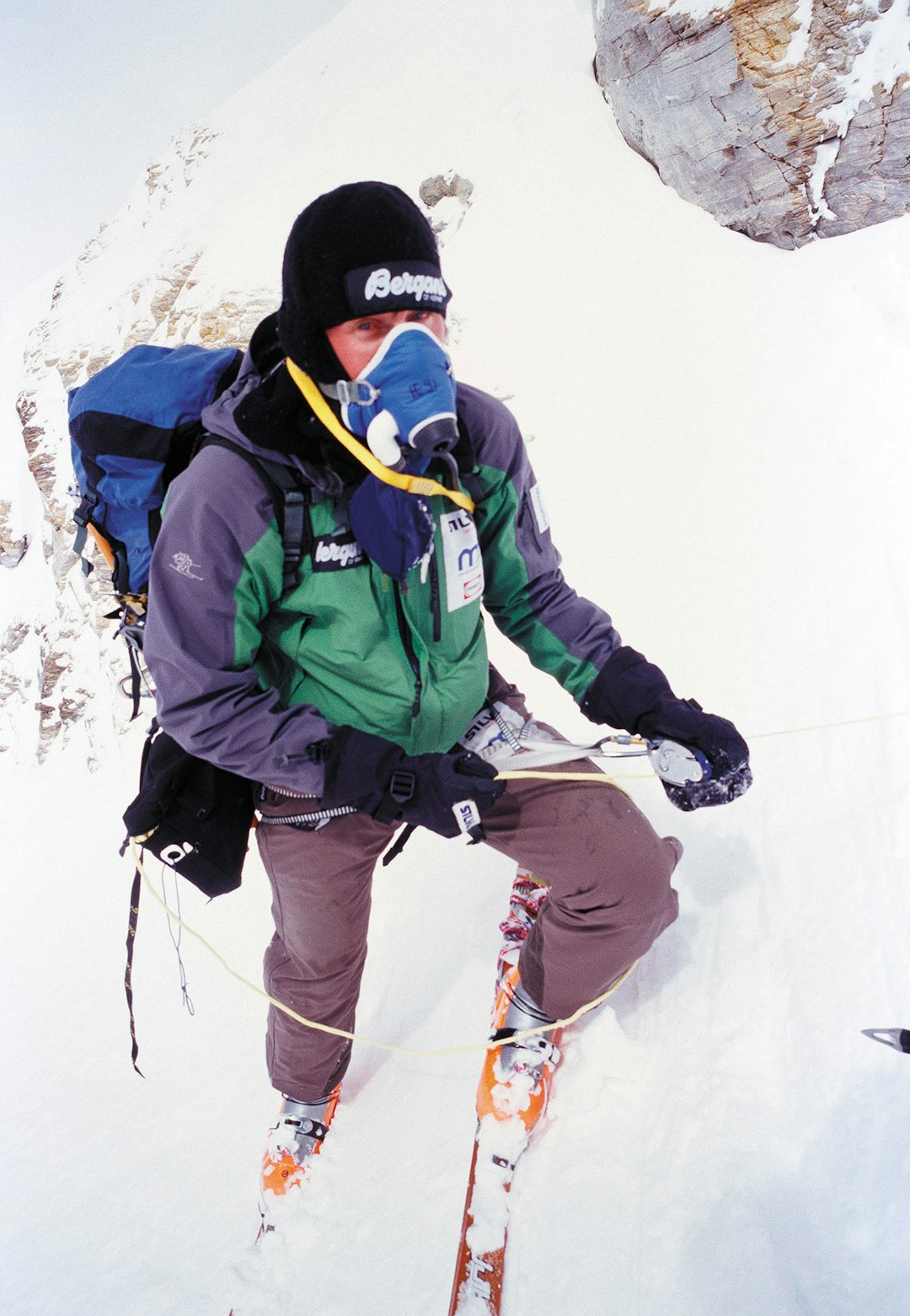 DET SISTE BILDET: Tomas Olsson har koblet seg til tauet og skal utfor klippepartiet. Sikriningen holdt ikke, og han falt i døden. Foto: Tormod Granheim Tomas Olsson Mount Everest