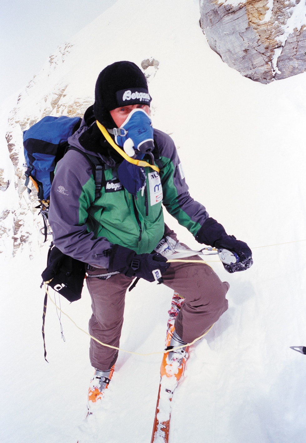 DET SISTE BILDET: Tomas Olsson har koblet seg til tauet og skal utfor klippepartiet. Sikriningen holdt ikke, og han falt i døden. Foto: Tormod Granheim Tomas Olsson Mount Everest