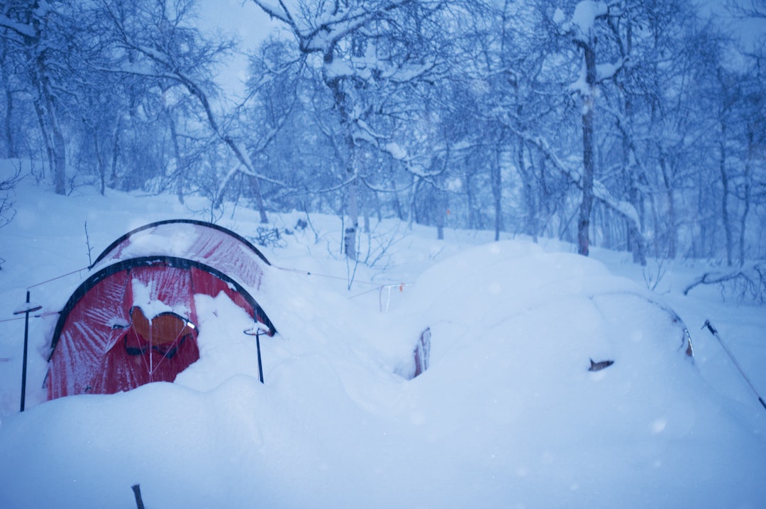 DUMP: Det dumpet snø i Myrkdalen, og det ene teltet ble nesten begravd i snøen.