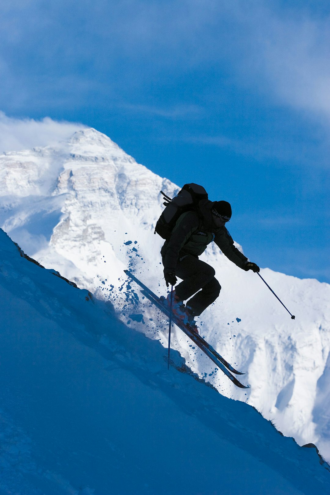 FLYVENDE: Tomas Olsson i et brattheng i nærheten av basecamp tidlig på Everest-ekspedisjonen. Bildet har inspirert statuen som er satt opp til minne om Tomas i hjembyen Borås. Foto: Fredrik Schenholm Tomas Olsson Mount Everest