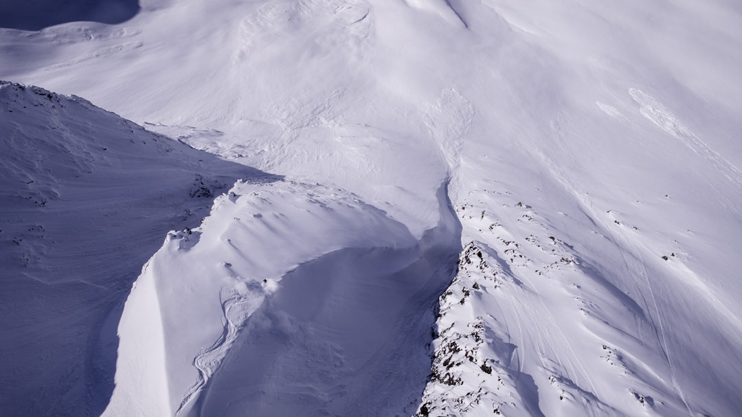 TØFF TOPPTUR: Asbjørn Eggebø Næss får seg noen reale puddersvinger på vei ned fra Helvetestinden. Bilde: Terje Aamodt og Anders Eide TØFF TOPPTUR: Asbjørn Eggebø Næss får seg noen reale puddersvinger på vei ned fra Helvetestinden. Bilde: Terje Aamodt og Anders Eide