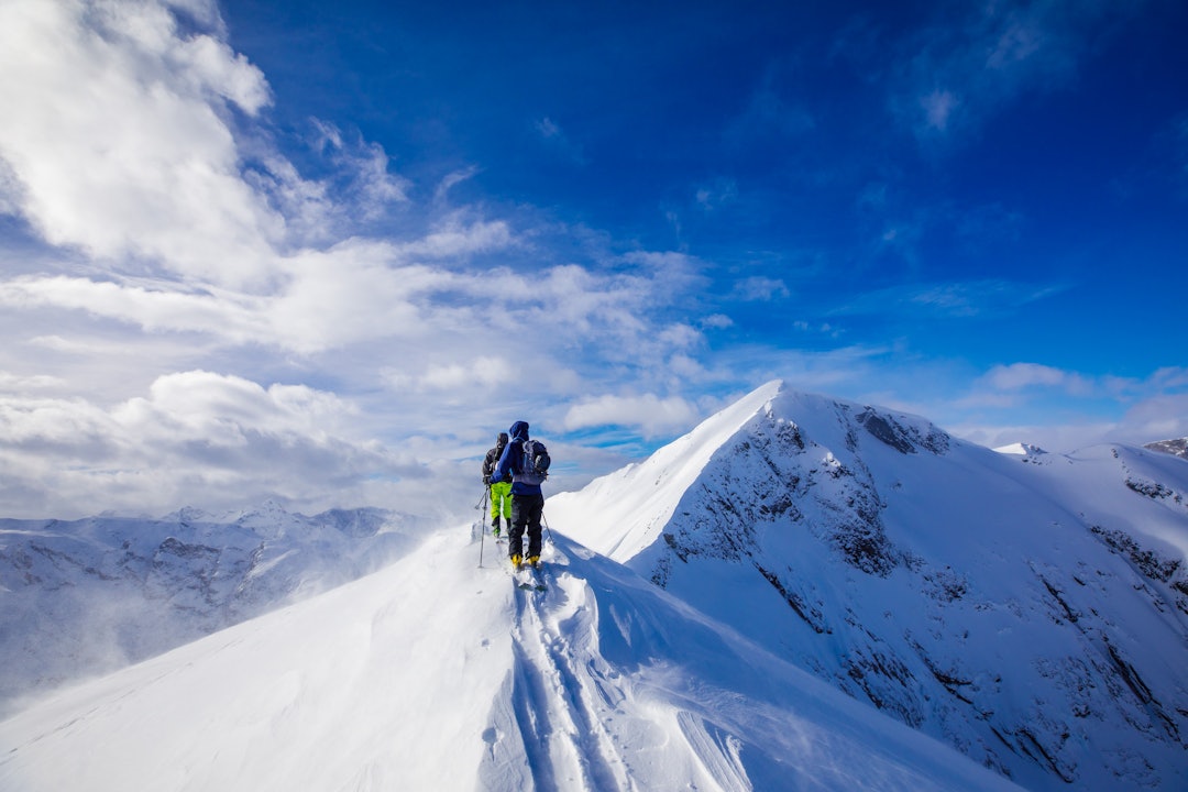 FARE PÅ FÆRE: Foreløpig ser det rosenrødt ut for gjengen på vei til Helvetestinden. Bilde: Terje Aamodt FARE PÅ FÆRE: Foreløpig ser det rosenrødt ut for gjengen på vei til Helvetestinden. Bilde: Terje Aamodt