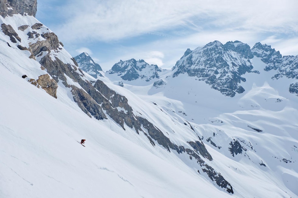 PÅ VEI NED: Den første, korte nedkjøringa etter den siste nedfiringa hadde fin snø. Tobias Geisler har vært sponsa frikjører, og viser litt av gammel storhet på vei ned mot Wendengletscher. Bilde: Anton Brey PÅ VEI NED: Den første, korte nedkjøringa etter den siste nedfiringa hadde fin snø. Tobias Geisler har vært sponsa frikjører, og viser litt av gammel storhet på vei ned mot Wendengletscher. Bilde: Anton Brey