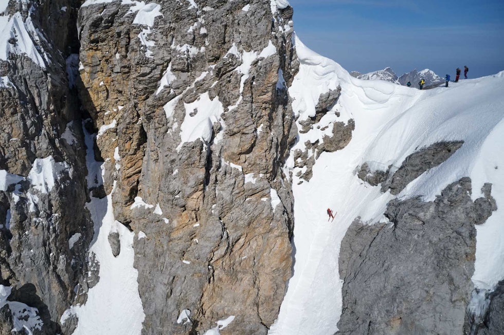 NEDFIRING: Den første rappellen på Titlis rundt kan strengt tatt kjøres på ski, men da skal forholdene og ferdighetene være på topp. De fleste foretrekker å bruke tau. Her er Tobias Geisler på vei ned. Bilde: Anton Brey NEDFIRING: Den første rappellen på Titlis rundt kan strengt tatt kjøres på ski, men da skal forholdene og ferdighetene være på topp. De fleste foretrekker å bruke tau. Her er Tobias Geisler på vei ned. Bilde: Anton Brey