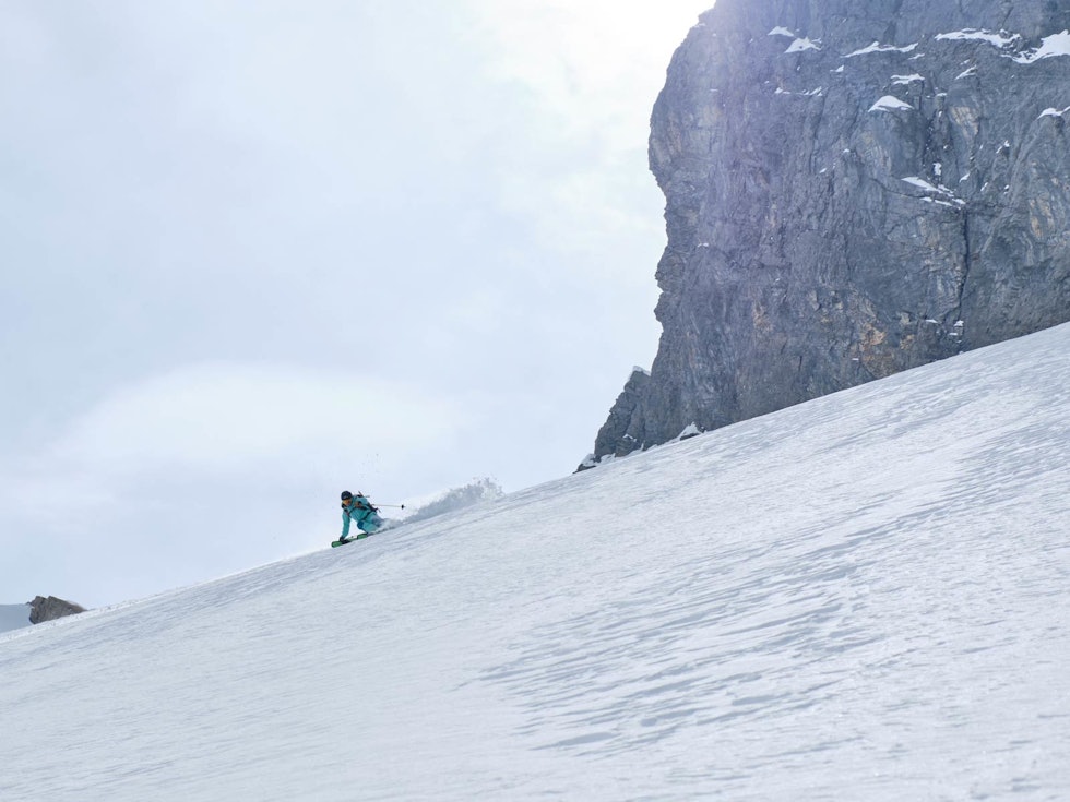 LANG NEDTUR: Lorraine Huber setter fart på breen Firnalpeligletscher under Titlis´ imponerende østvegg. Bilde: Anton Brey LANG NEDTUR: Lorraine Huber setter fart på breen Firnalpeligletscher under Titlis´ imponerende østvegg. Bilde: Anton Brey