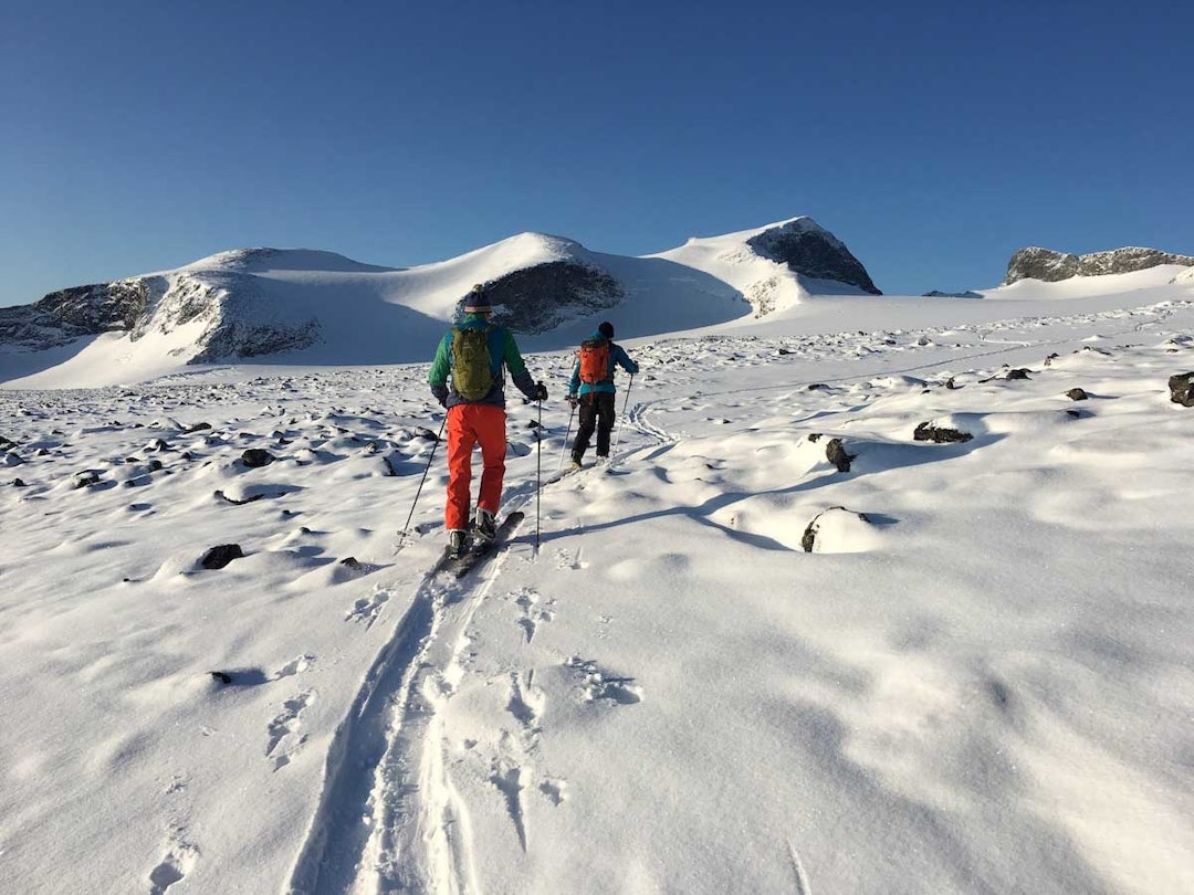 FØRSTE SNØ: Rune Røsten og Erlend Sande må forsere en del stein før de kommer inn på breen. Foto: Frode Skjeldal FØRSTE SNØ: Rune Røsten og Erlend Sande må forsere en del stein før de kommer inn på breen. Foto: Frode Skjeldal