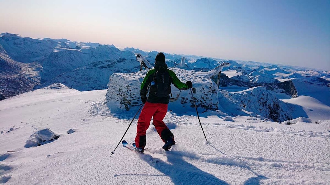 TELETOPP: Frode Skjeldal børster støvet av telemarkteknikken på toppen av Norge. Foto: Erlend Sande TELETOPP: Frode Skjeldal børster støvet av telemarkteknikken på toppen av Norge. Foto: Erlend Sande