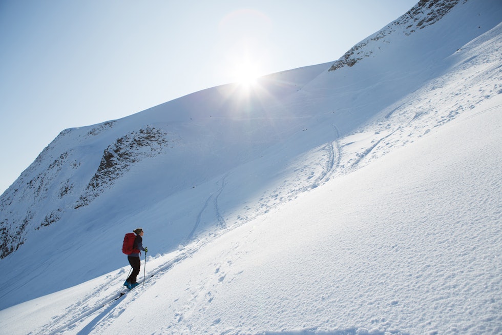 REAL: Temmelig vinterlig i toppartiet, og i området rett under sola var det knapt spor, selv om det var mye folk på skitur. Foto: Tore Meirik