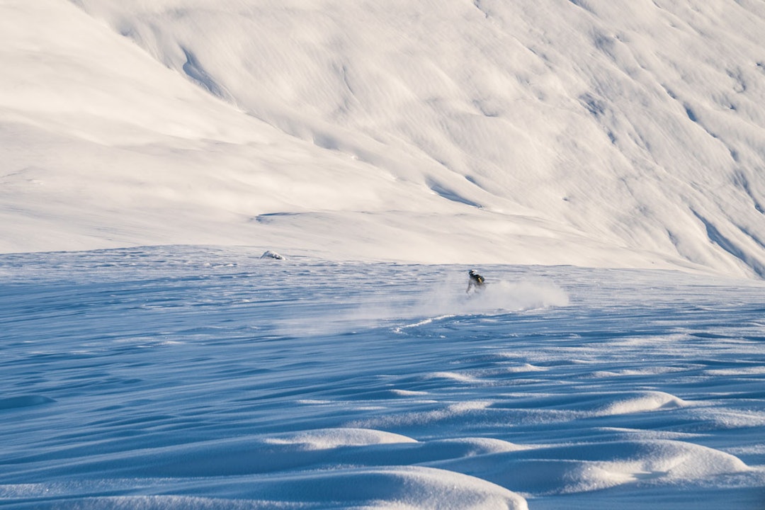 LOKALKJENT GUIDE: Tindevegleder Einar Løken er lokal patriot og etter mange år i Sogndal flyttet han tilbake til hjembygda Stryn. Han var heldig med timingen – plutselig gikk hjemfjella fra å være uberørte og utilgjengelig topper til å bli noe av landets mest unike terreng tilgjengelig med heis. Det har blitt noen turer opp Loen Skylift for Einar, som bruker heisen som utgangspunkt for mange av turene han guider i området. LOKALKJENT GUIDE: Tindevegleder Einar Løken er lokal patriot og etter mange år i Sogndal flyttet han tilbake til hjembygda Stryn. Han var heldig med timingen – plutselig gikk hjemfjella fra å være uberørte og utilgjengelig topper til å bli noe av landets mest unike terreng tilgjengelig med heis. Det har blitt noen turer opp Loen Skylift for Einar, som bruker heisen som utgangspunkt for mange av turene han guider i området.