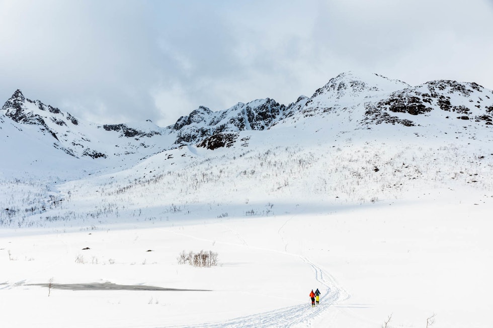 Oskar Hjellbakk og Ola Winsnes på vei opp til 884 og Ramborenna. Ramborenna skimter man innerst i dalen der hvor ryggen er lavest. Foto: Andreas Løve Storm Fausko Ramborenna