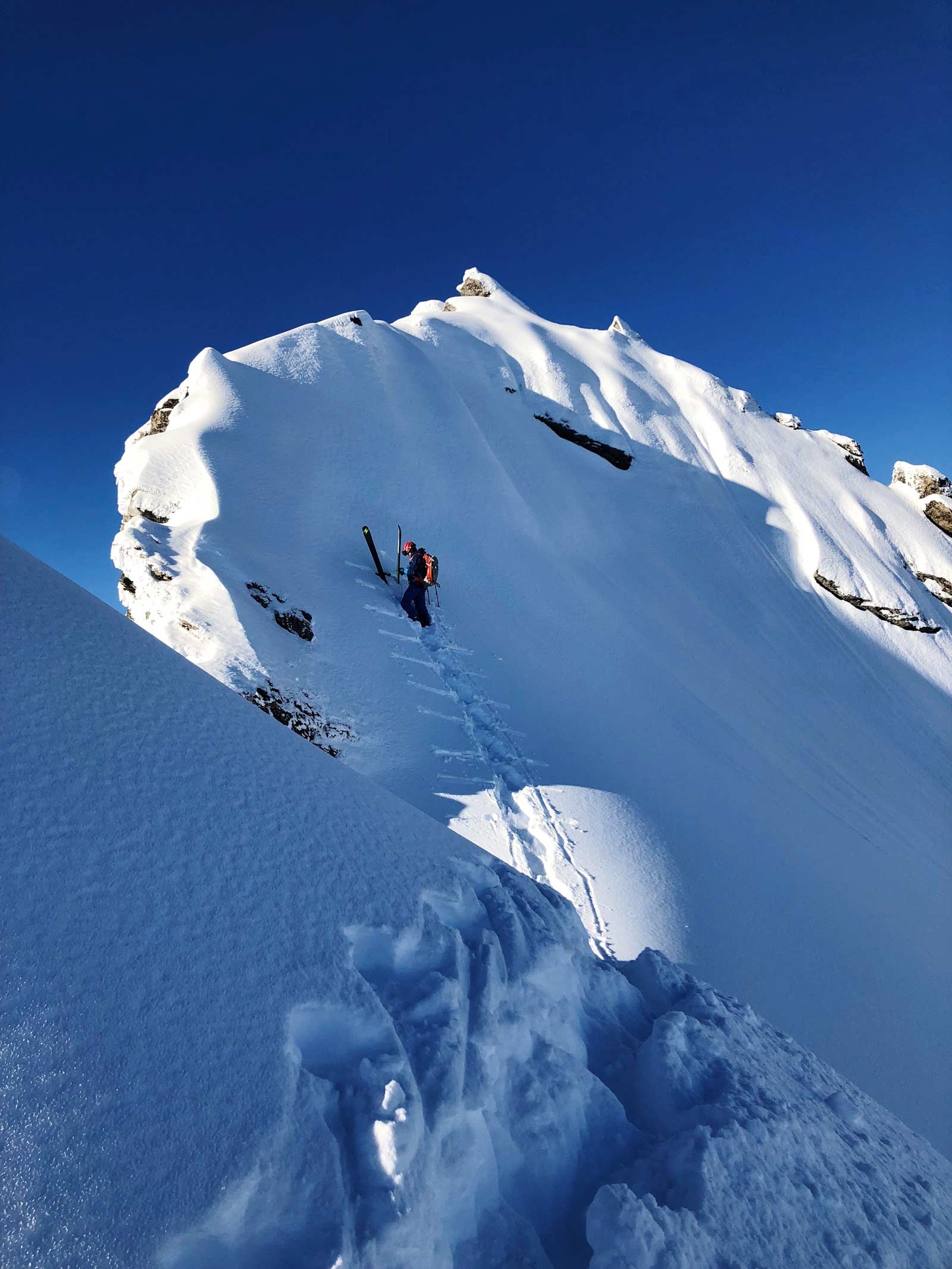 TUNGT: Å brøyte veg i bratt og eksponert lende i en meter, bunnløs snø er både tungt og skummelt – men du verden for en nedtur som venter. Her er Trond like under toppen. Bilde: Petter Jenset