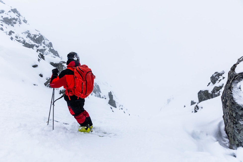 Oskar på toppen av renna, klar for sette spor. Foto: Andreas Løve Storm Fausko Ramborenna