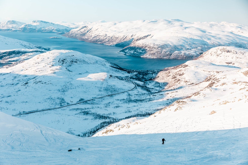 Sjur på splitboard på vei oppover det noe oppkjørte terrenget til Steinskarsnuten. Foto: Andreas Løve Storm Fausko Tromsø