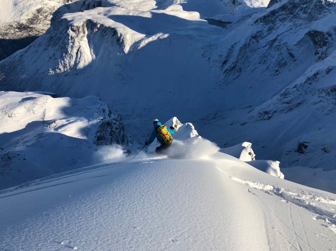 PUDDER: Petter setter fine svinger i dyp snø ned mot Kvanndalen. Bilde: Trond Stokke
