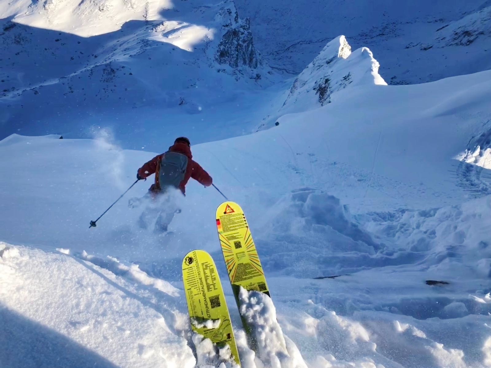SESONGSTART: Petter Jenset setter sesongens første sving i eksponert lende og nydelig føre en meter under toppen av Store Venjetind. Bilde: Trond Stokke