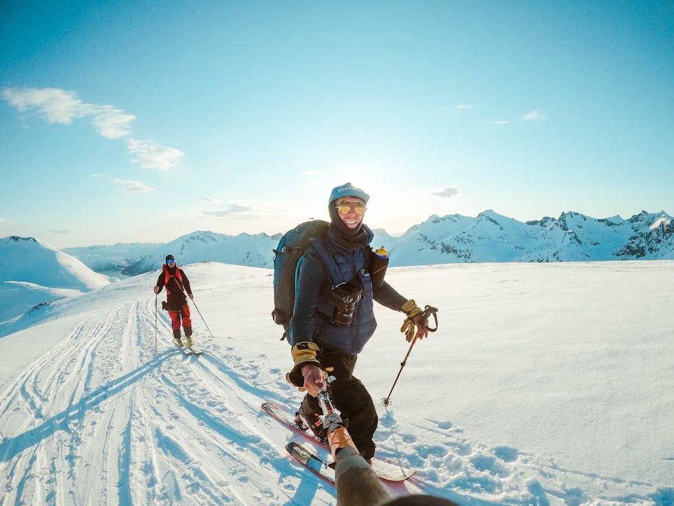 Undertegnede og Oskar Hjellbakk på vei opp mot Straumsaksla i kveldssolen. Foto: Andreas Løve Storm Fausko Tromsø