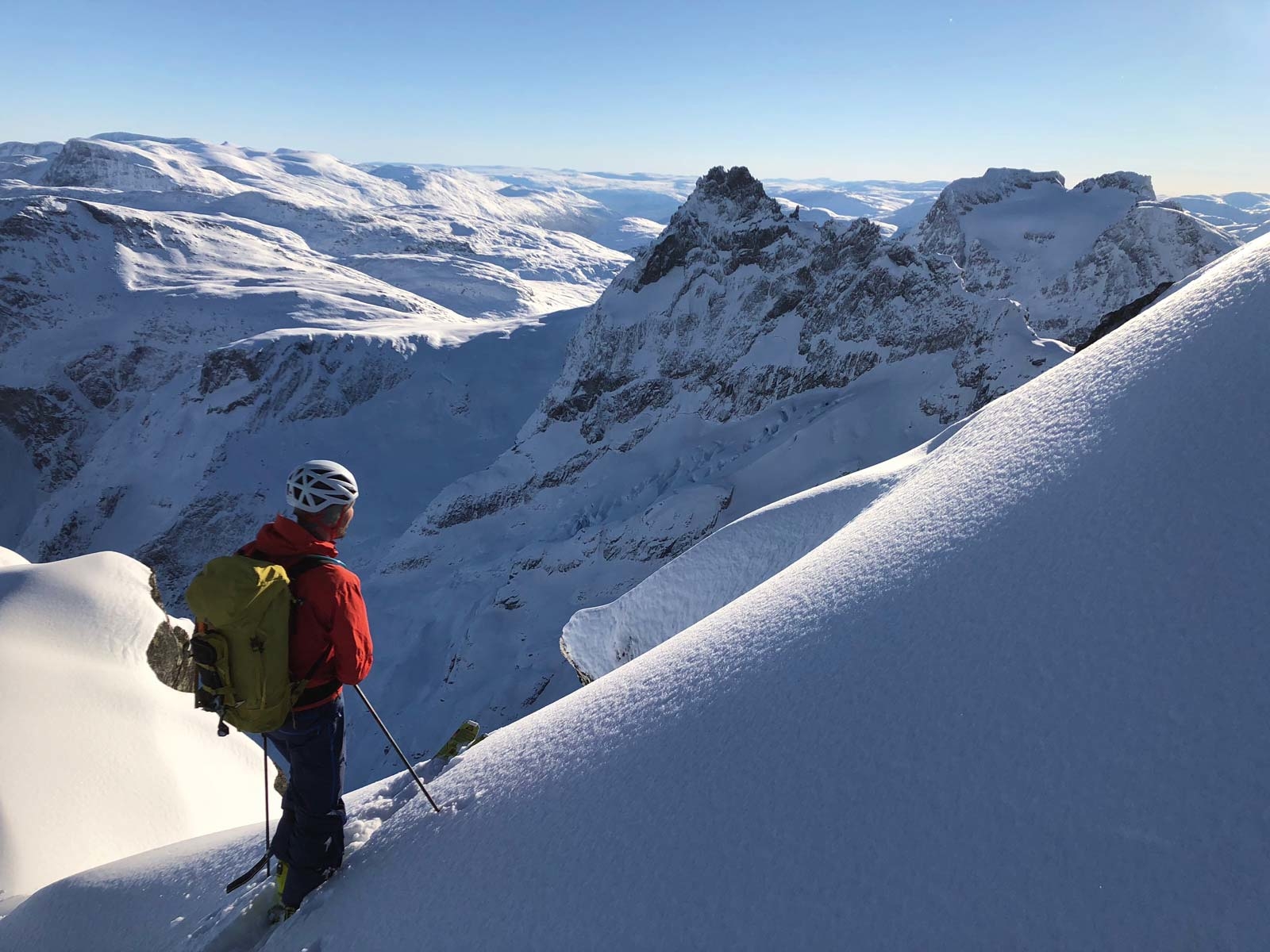 RÅTT OMRÅDE: Petter nyter mektig utsikt mot Kvanndalstinden fra like ved galleriene rett under toppen på Store Venjetind. Bilde: Trond Stokke