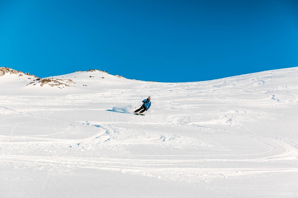 Sindre Sandnes søker etter urørte spor. Foto: Andreas Løve Storm Fausko Tromsø