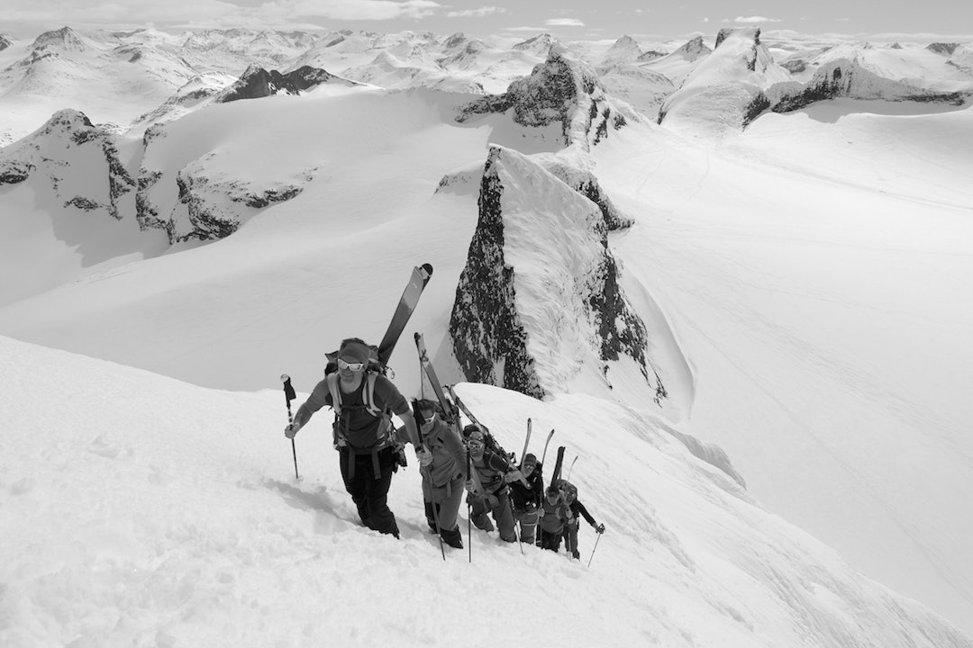 Toppturfolket vil få lettere tilgang til indrefileten av Jotunheimen dersom veien brøytes til Sognefjellshytta fra 1. april. Foto: Johan Wildhagen/coup.no Sognefjellet Storebjorn Foto Johan Wildhagen:coup.no 1200x800